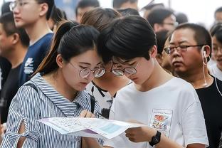 安东尼本场数据：3次过人成功1次，16次对抗成功7次，贡献4抢断